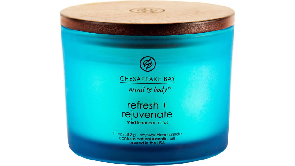 Chesapeake Bay Candle PT41327 Scented Candle, Refresh + Rejuvenate (Mediterranean Citrus), Coffee Table. (Photo: Amazon SG)