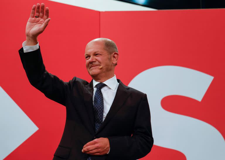 El ministro de Finanzas alemán, vicecanciller y candidato de los socialdemócratas (SPD) a canciller Olaf Scholz saluda a la sede de los socialdemócratas (SPD) después de que las estimaciones que lo posicionan en la delantera en los comicios fueran transmitidas por televisión 