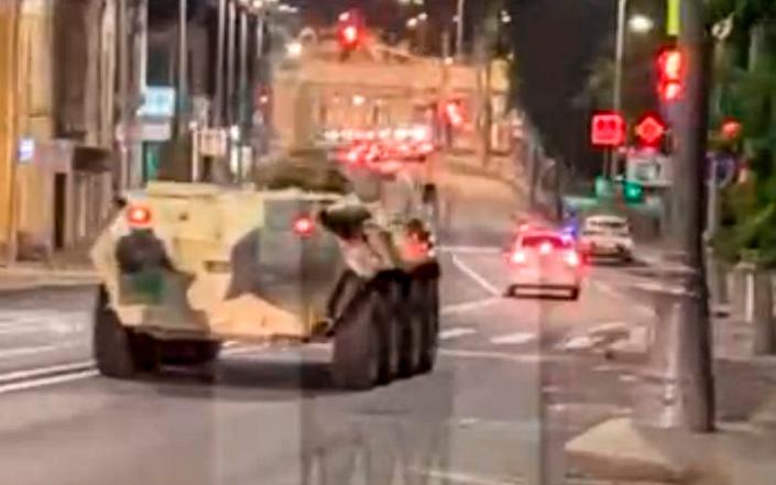ویدئویی که در شبکه‌های اجتماعی منتشر شده است ظاهراً نشان می‌دهد که یک خودروی زرهی در حال حرکت در خیابان‌های مسکو در جمعه شب است
