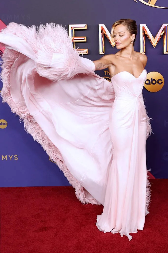 Rita Ora en los premios Emmy con vestido rosa de Tamara Ralph