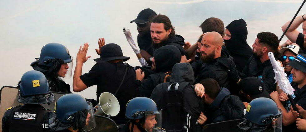 Le match s'est disputé dans un climat très tendu avec des incidents entre supporteurs la veille au soir, puis des échanges nourris d’objets et d’insultes avant le coup d’envoi.   - Credit:PASCAL POCHARD-CASABIANCA / AFP