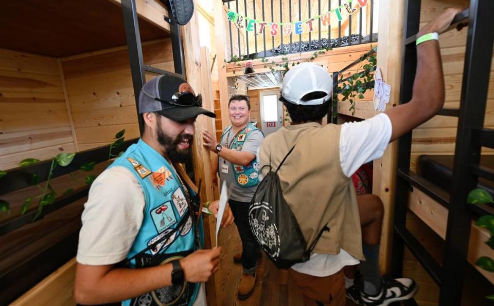 Taylor Gamino, en el medio, visita a los consejeros durante el primer día de campamento en Camp Taylor, en Grayson, California, el martes 11 de junio de 2024.