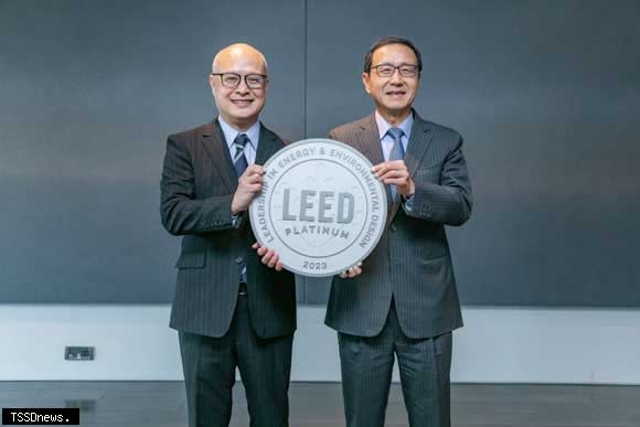 中國信託金融園區二度獲頒LEED 4.1 O+M白金級認證，由美國綠建築協會（USGBC）北亞區董事總經理杜日生（左）頒發予中信金控總經理陳佳文（右）。