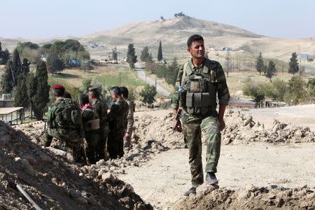 Kurdish peshmerga troops participate in an intensive security deployment against Islamic State militants in Zumar, October 26, 2014. REUTERS/Azad Lashkari