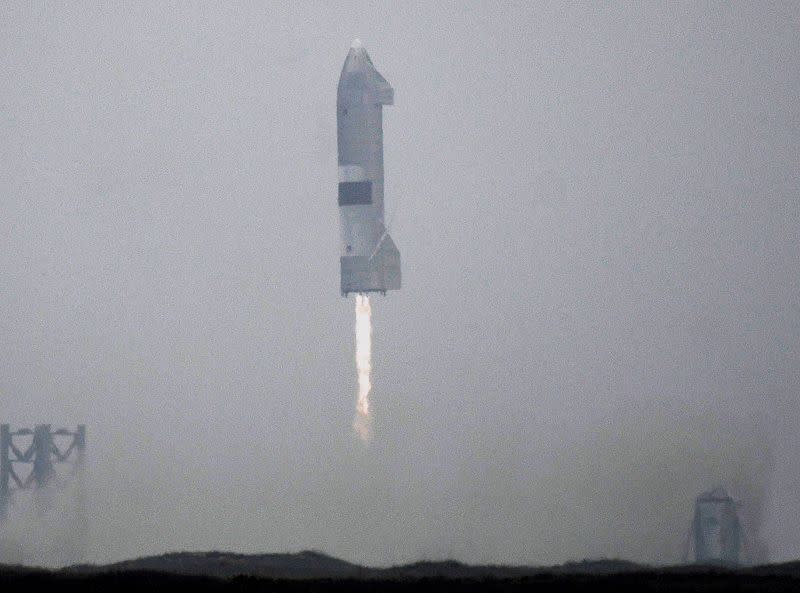 FILE PHOTO: SpaceX conducts test launch of SN15 starship prototype from Boca Chica, Texas