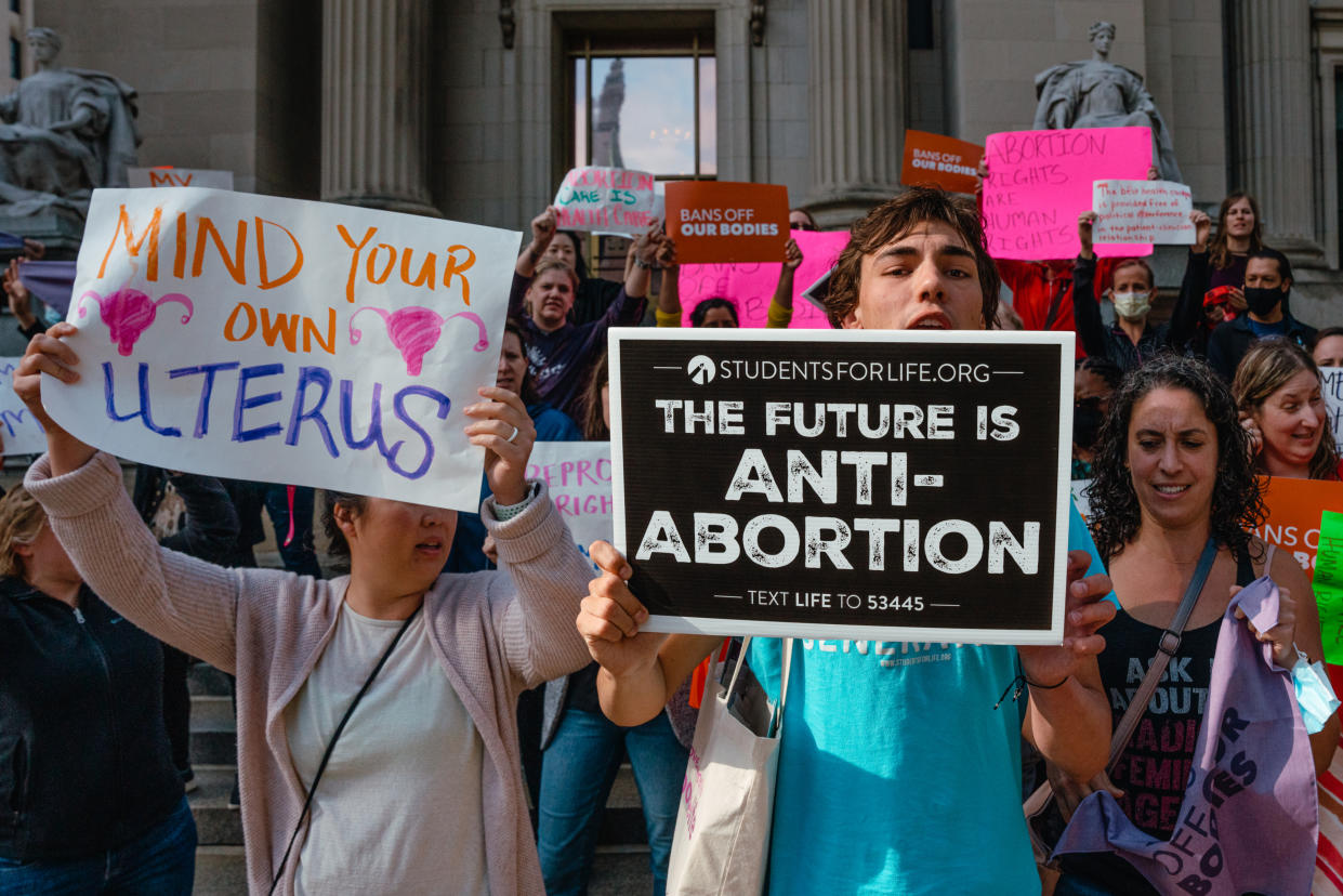 Manifestantes que apoyan el derecho al aborto y otros antiaborto fuera del tribunal federal en Indianápolis, el 3 de mayo de 2022. (Jamie Kelter Davis/The New York Times).