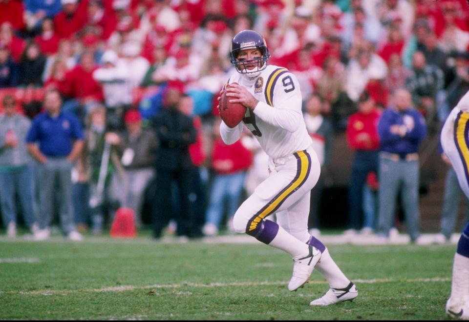 6 Januari 1990: Quarterback Tommy Kramer dari Minnesota Vikings bersiap mengoper bola selama pertandingan melawan San Francisco 49ers di Candlestick Park di San Francisco, California. 49ers memenangkan pertandingan dengan skor 41-13. Kredit wajib: Otto Greule /Allspor