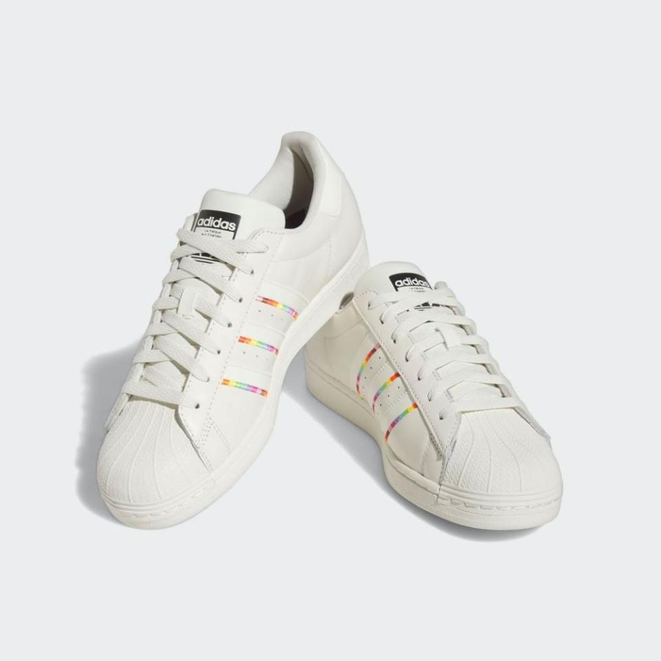 SUPERSTAR PRIDE運動休閒鞋，NT$1,899圖片來源：adidas官網