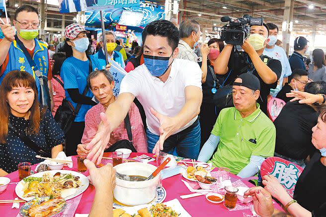 國民黨台北市長參選人蔣萬安稱台灣如被侵略，每個人都會奮勇抵抗，因為沒有任何人會投降，不需簽承諾書。圖為蔣萬安（中）18日前往興德宮福德正神32周年慶平安餐會逐桌拉票，爭取支持。（黃世麒攝）