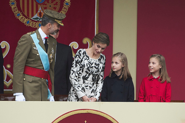 La Princesa de Asturias es dos años mayor que su hermana la Infanta Sofía, pero son casi de la misma estatura. Junto a su familia durante un desfile militar. 