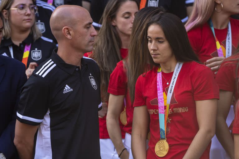 El polémico presidente de la Real Federación Española de Fútbol, Luis Rubiales, junto a las campeonas mundiales de fútbol, con quienes tuvo un comportamiento inadecuado; ahora lo acusan de corrupción.