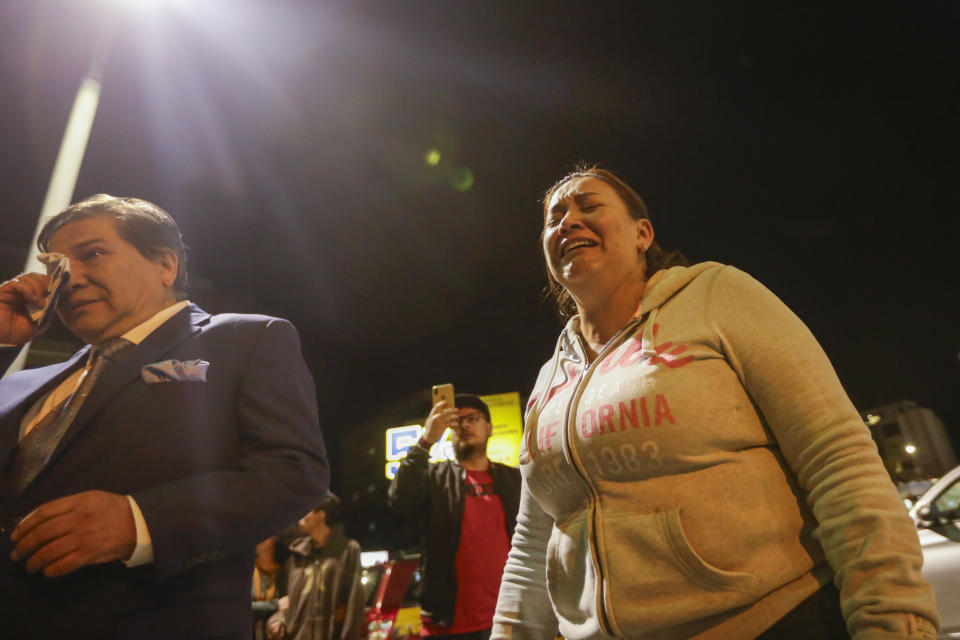 Cercanos al candidato presidencial Fernando Villavicencio lloran a las afueras del hospital al que fue trasladado después de ser disparado a muerte en un acto de campaña en Quito, Ecuador, el miércoles 9 de agosto de 2023. (AP Foto/Juan Diego Montenegro)