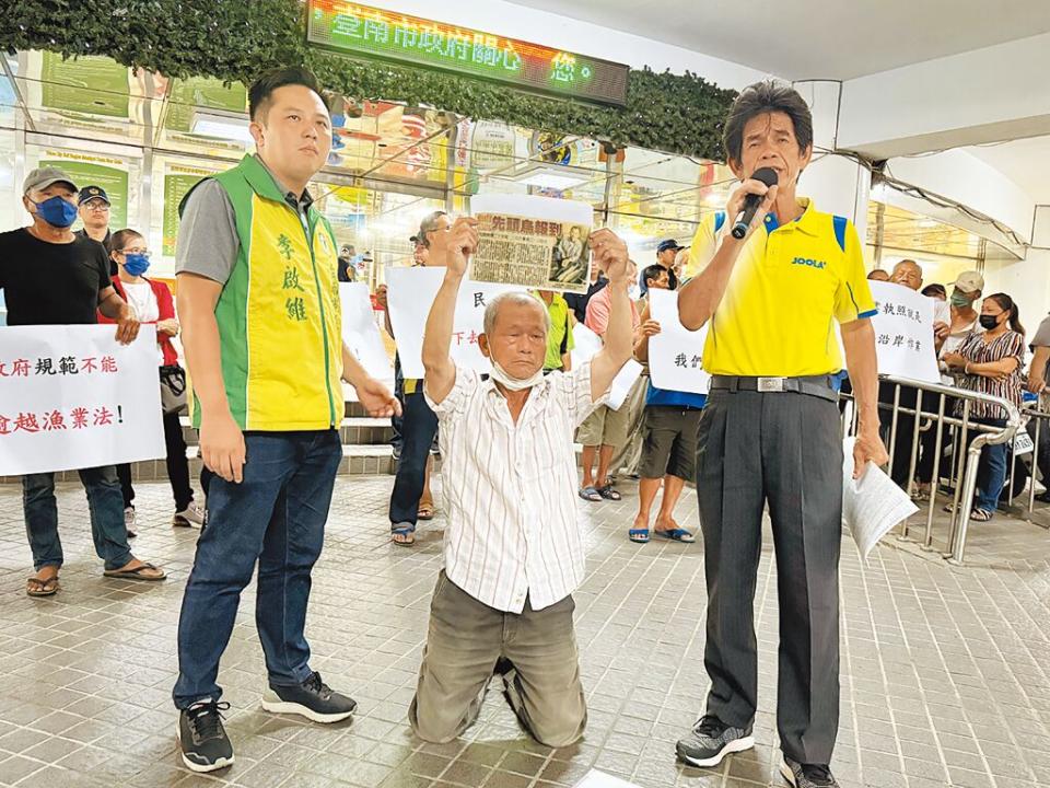 台南數十名漁民不滿生計遭剝奪，24日到台南市政府陳情，捕魚40年的陳姓漁民（中）激動下跪，希望開放小型籠具及刺網漁船進入1.5海里沿岸海域內作業。（曹婷婷攝）