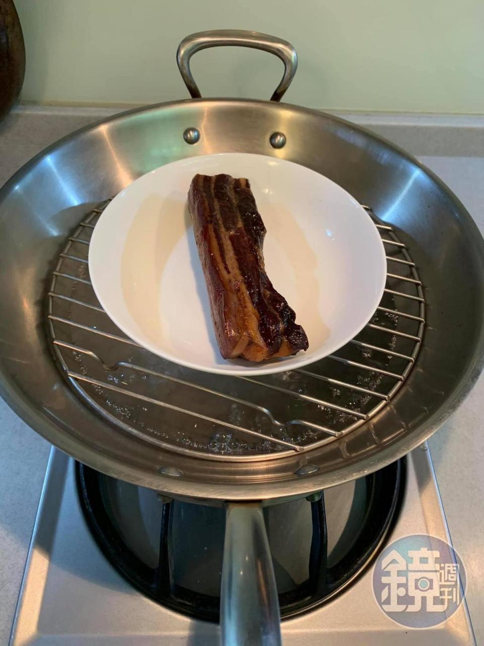 臘肉洗淨後先上鍋蒸20分鐘。