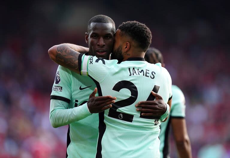 Reece James abraza a Nicolas Jackson, que le dio el triunfo a Chelsea sobre Nottingham Forest por la fecha 37 de la Premier League.