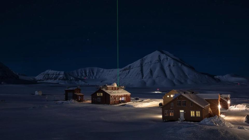 Pulsos de láser verde desde un edificio en Ny-Ålesund