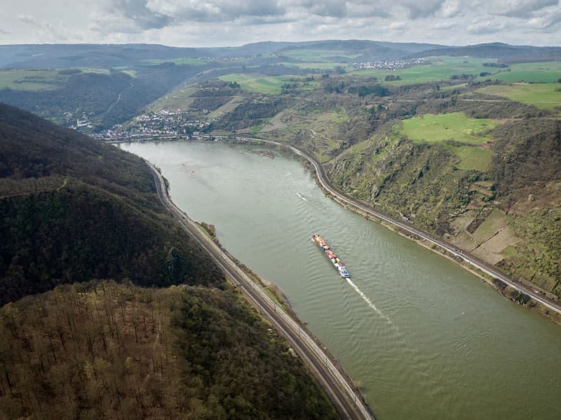 A barge passes the "Jungfrauengrund" shoal on the Middle Rhine near Oberwesel. The transport of freight along Germany's large inland waterways network continued its long-term decline last year, when 172 million tons were shipped, the Federal Statistical Office (Destatis) reported on Monday. Thomas Frey/dpa