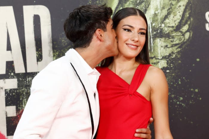 Óscar Casas besa a Candela González en la premiere de La soledad tiene alas