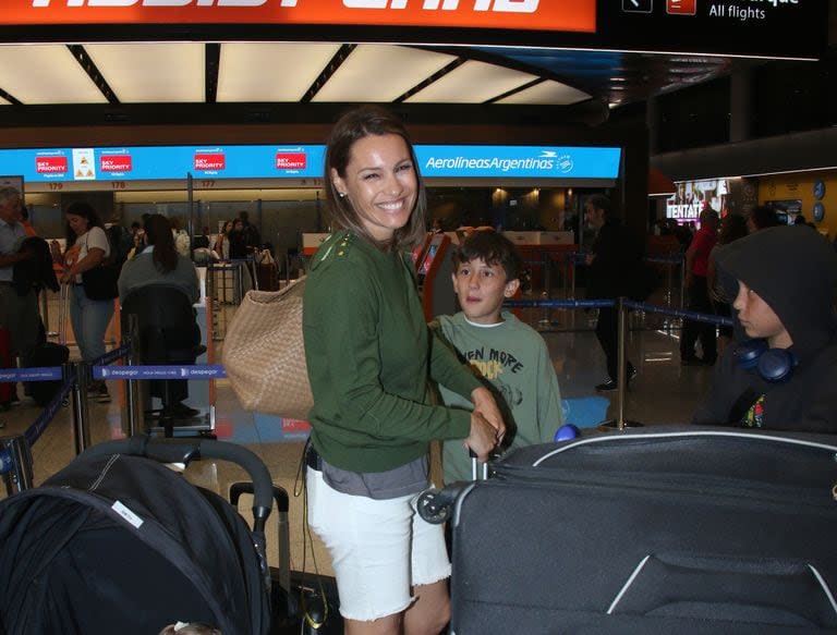 Pampita, muy feliz de poder viajar con sus hijos