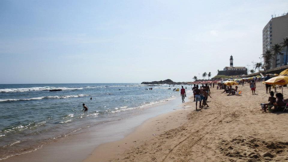 高溫關係，大批市民湧至海灘消暑。 （圖：Nadine Sykora@Facebook） 
