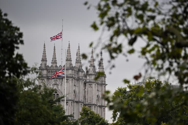 Banderas a media asta en la abadía de Westminster