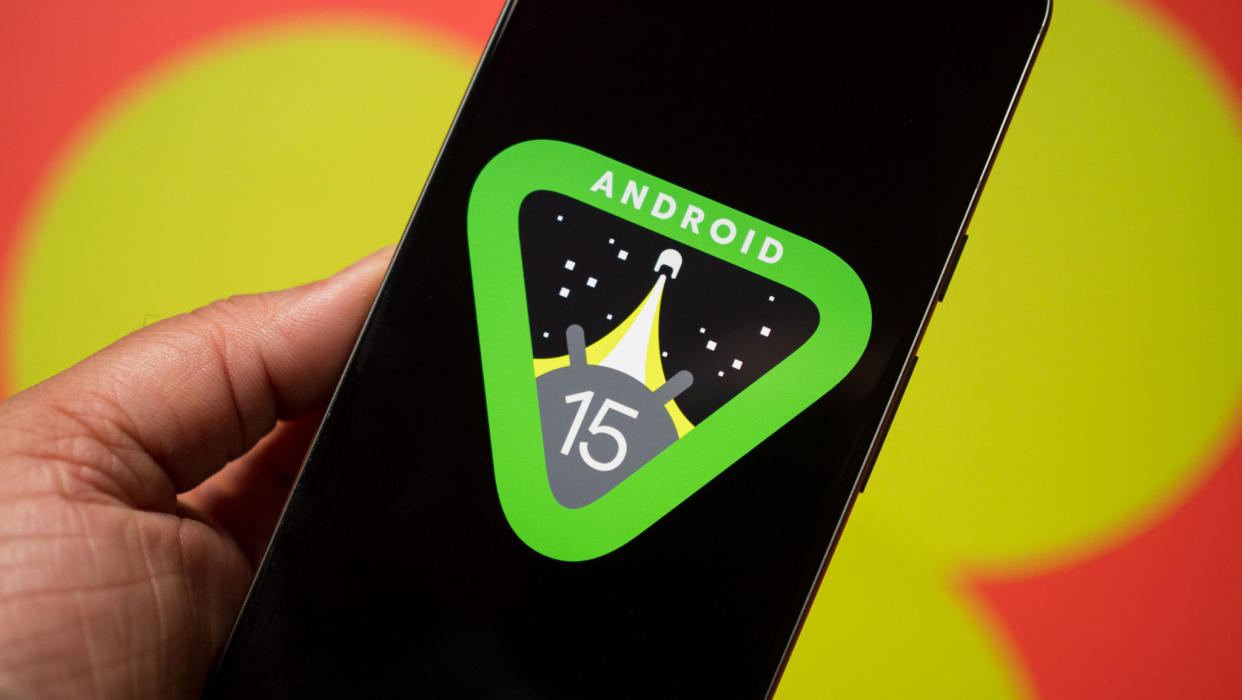  Android 15 logo in hand. 