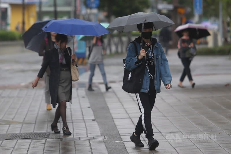 氣象專家吳德榮今天表示，23至24日、26至27日連2波東北季風影響，迎風面雲量增，北台灣氣溫稍降、有局部短暫雨。(中央社資料照)