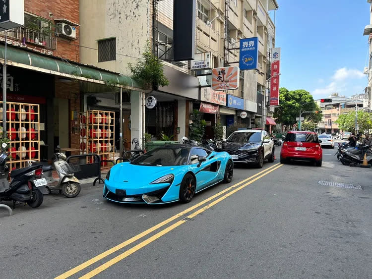 麥拉倫跑車違停占據整個車道。民眾提供