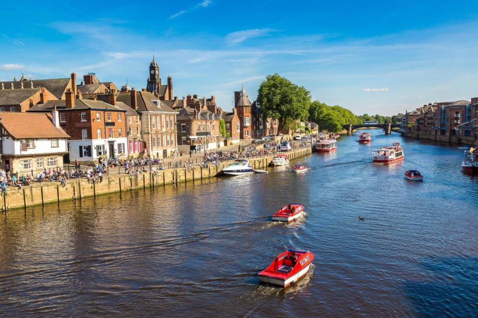 The River Ouse in York in North Yorkshire in a beautiful summer day, England (Shutterstock / S-F)