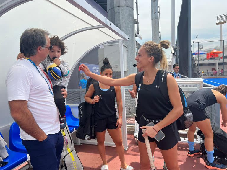 Julieta Jankunas saluda a Félix González-Aymar, en el final de un entrenamiento de las Leonas 