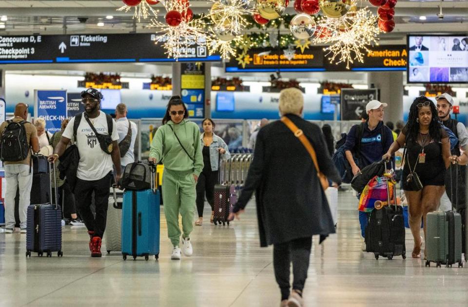 Miami, Florida, 16 de noviembre de 2023 - Viajeros se abren paso por la terminal del Aeropuerto Internacional de Miami. Optaron por adelantarse a las multitudes que se esperan en los próximos días.