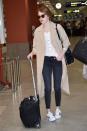<p>Pour voyager, Emma aime porter un t-shirt henley, un manteau beige oversize et une paire de sneakers Adidas. (Photo : Getty) </p>