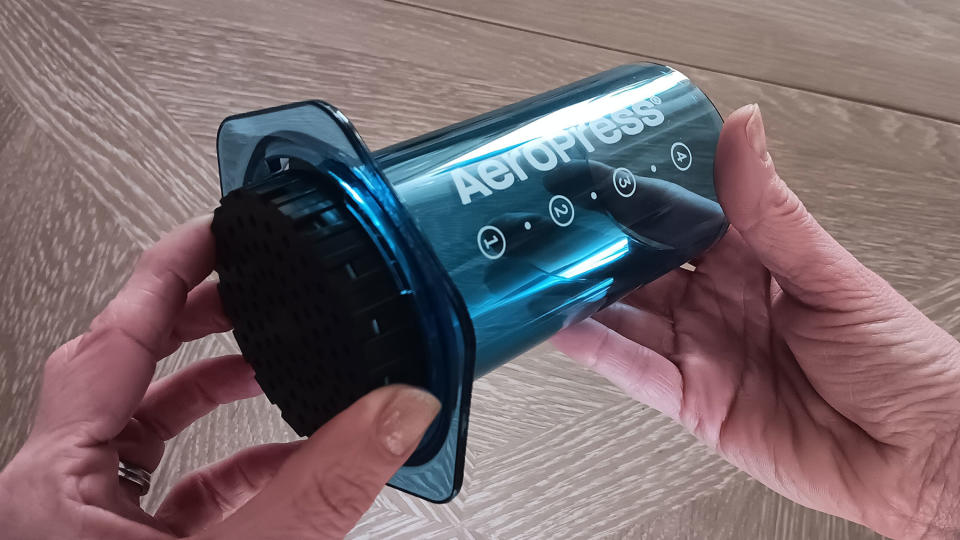 Attaching filter to AeroPress