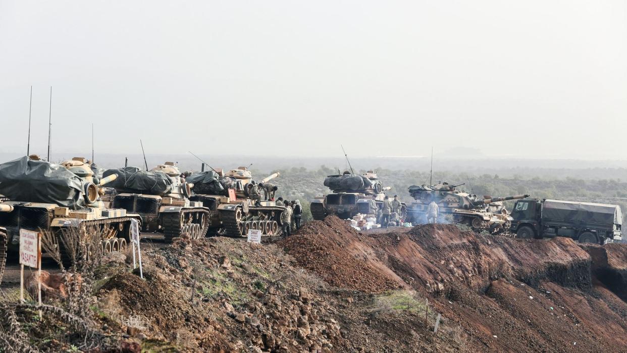 Panzer der türkischen Armee vor dem syrischen Afrin. Die Türkei führt hier seit Wochen die Offensive «Olivenzweig» gegen kurdische Milizen durch. Foto: XinHua/Archiv