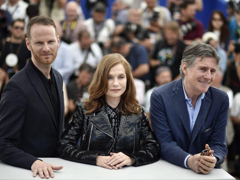 Regisseur Joachim Trier, Isabelle Huppert und Gabriel Byrne stellten ihren Film 'Louder Than Bombs' in Cannes vor. Foto: Franck Robichon