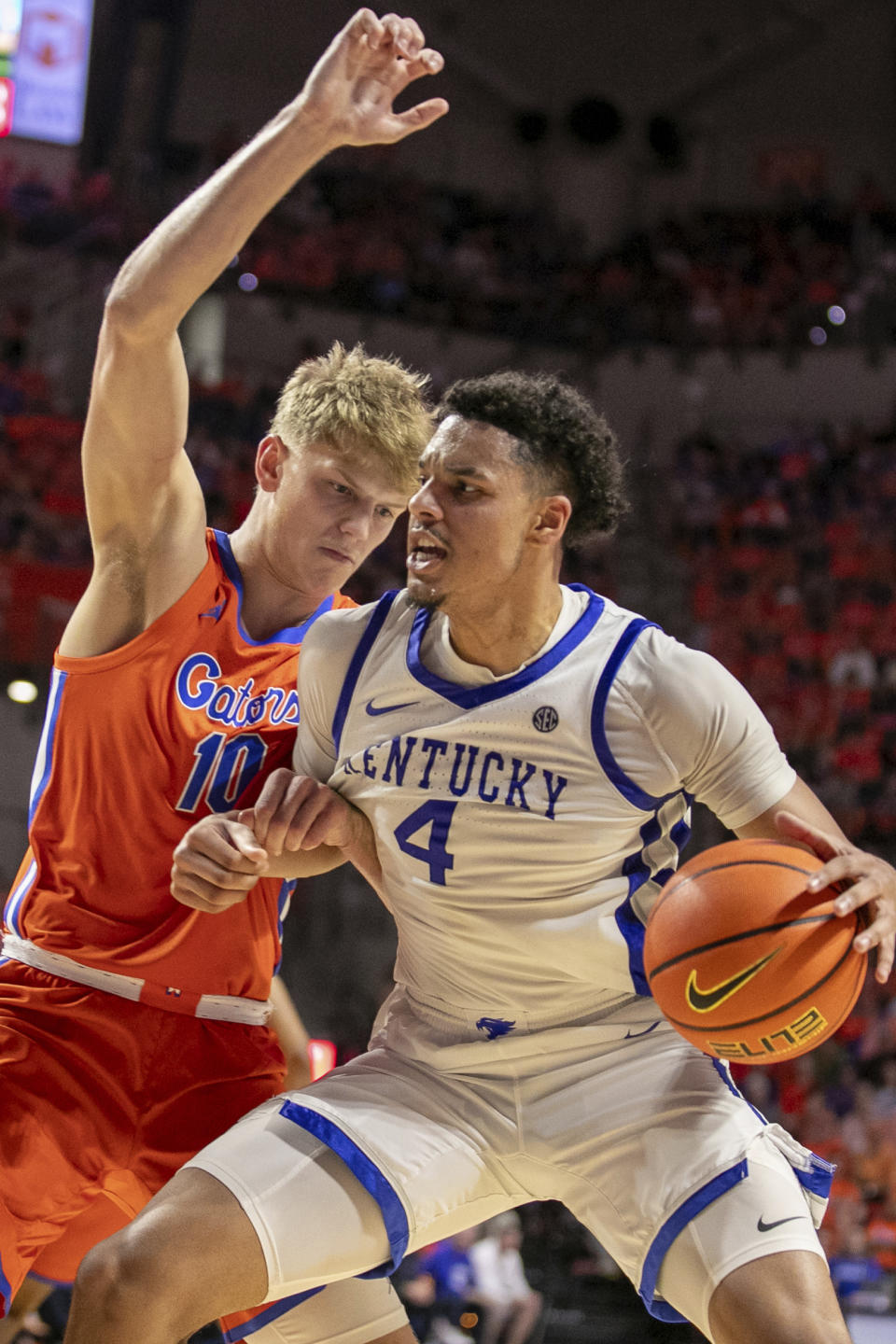 Florida forward Thomas Haugh (10) pressures Kentucky forward Tre Mitchell (4) during the second half of an NCAA college basketball game Saturday, Jan. 6, 2024, in Gainesville, Fla. (AP Photo/Alan Youngblood)