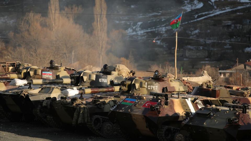 Das aserbaidschanische Militär hat mit dem Beschuss der Region Berg-Karabach begonnen. (Emrah Gurel  /AP / dpa)