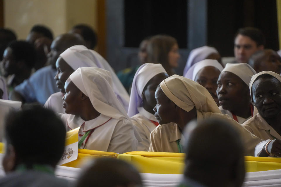 Monjas esperan la llegada del papa Francisco a un encuentro con con sacerdotes, diáconos y seminaristas en la Catedral de Santa Teresa, en Yuba, Sudán del Sur, el 4 de febrero de 2023. (AP Foto/Gregorio Borgia)