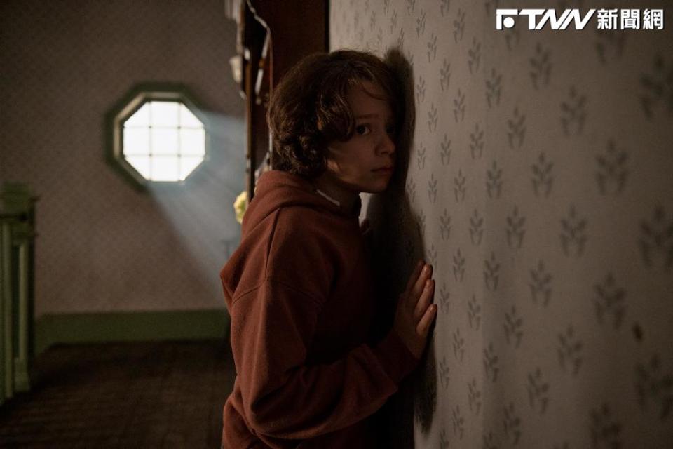 《鬼打牆》劇情描述，1個小男孩為臥室牆壁裡不斷傳出的神祕敲打聲所苦。（圖／車庫娛樂提供）