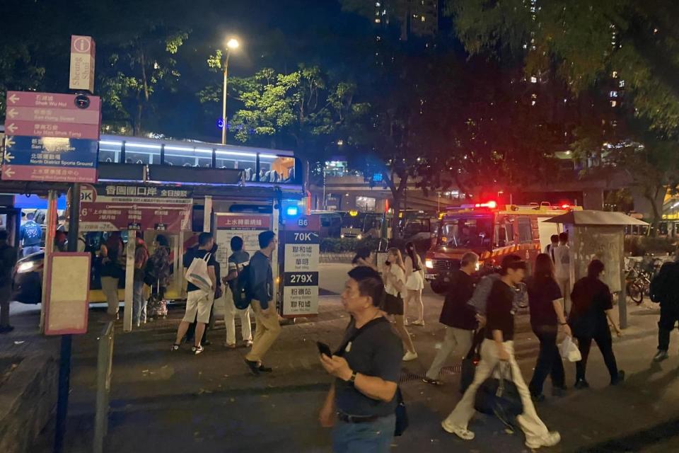 港鐵上水站外有消防車和救護車。(網民Hei Tai@FB群組「北區之友」)