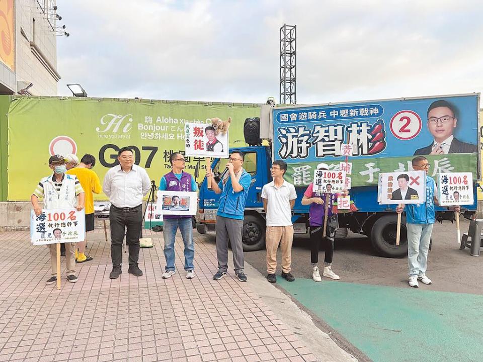 游智彬及前「罷捷」團體發言人徐尚賢4日晚間6點在桃園火車站前辦理罷免于北辰連署。（姜霏攝）