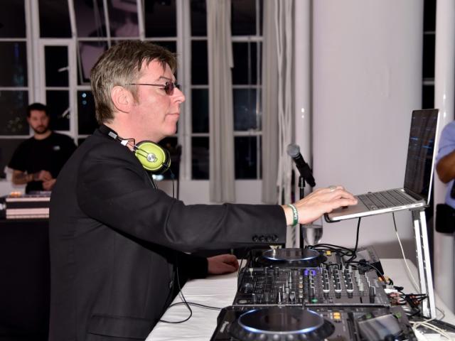 Andy Rourke como DJ em uma festa em Nova York em 2014