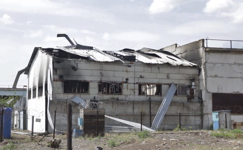 En esta imagen tomada de un video se ve un cuartel destruido en una prisión en Olenivka, una zona controlada por fuerzas separatistas prorrusas, el 29 de julio de 2022, en el este de Ucrania. (AP Foto)