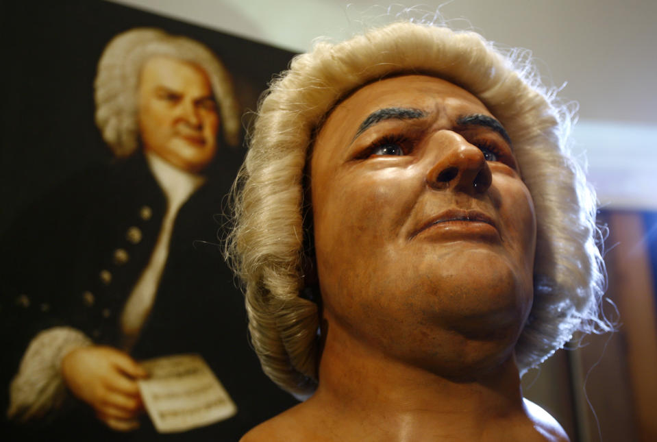 Una ricostruzione del busto del compositore tedesco Johann Sebastian Bach durante una conferenza stampa a Berlino nel 2008. Si tratta della prima rappresentazione del compositore del diciannovesimo secolo, realizzata digitalmente sulla base del cranio e della modellazione a computer (REUTERS/Johannes Eisele).