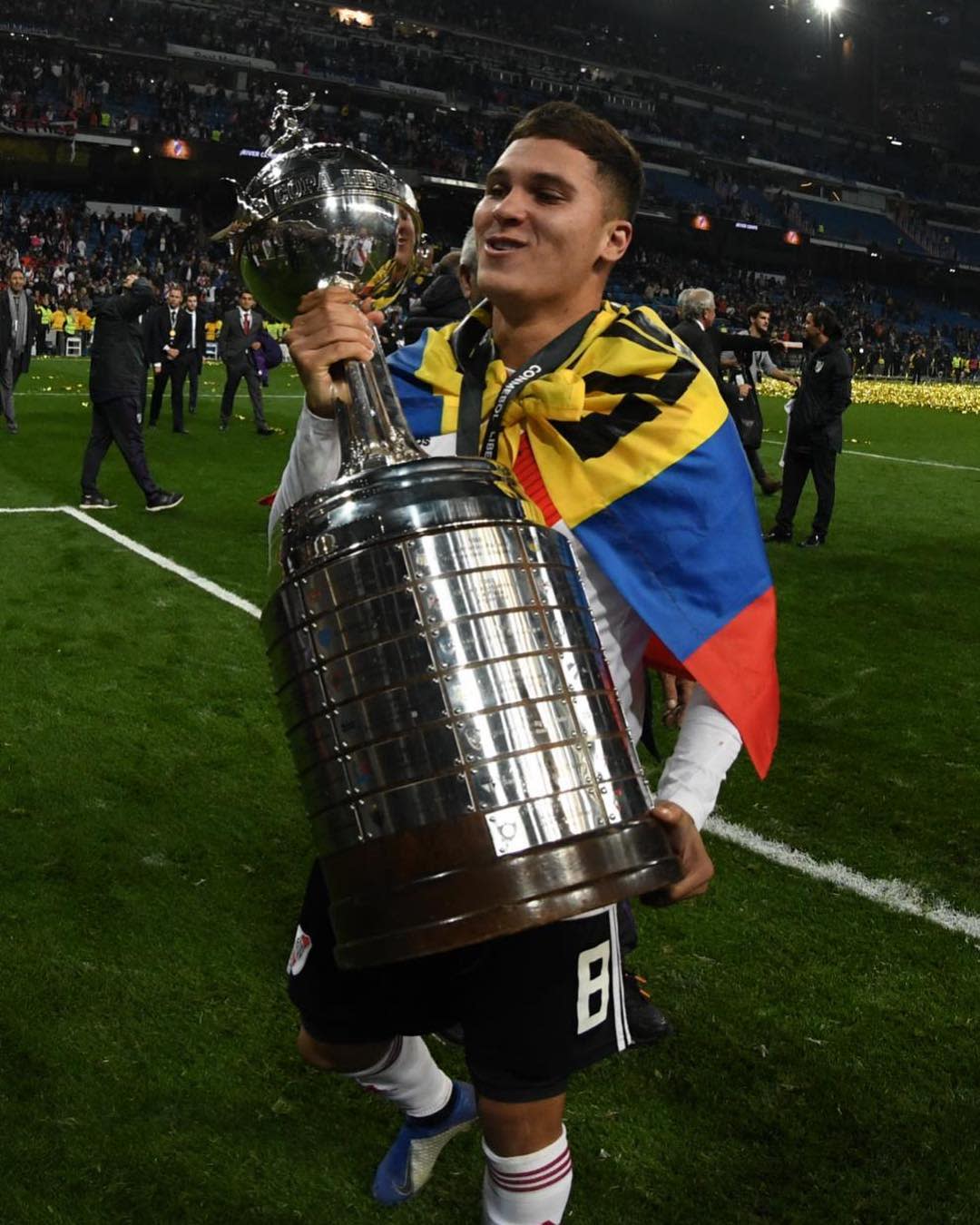 Juan Fernando Quintero alzando la copa, tras el triunfo del River sobre Boca Juniors en Madrid. <a href="https://www.instagram.com/juanferquinterop/?hl=en" rel="nofollow noopener" target="_blank" data-ylk="slk:Foto: Juan Fernando Quintero/Instagram;elm:context_link;itc:0;sec:content-canvas" class="link ">Foto: Juan Fernando Quintero/Instagram</a>