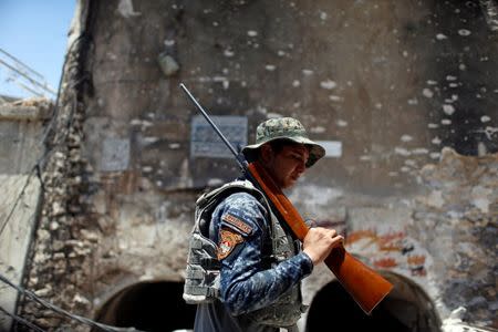 A member of the Iraqi Federal Police holds an air gun on the frontline in the Old City of Mosul, Iraq June 28, 2017. REUTERS/Ahmed Jadallah