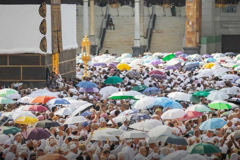 Peregrinos musulmanes circunvalan la Kaaba, el santuario más sagrado del Islam, en la Gran Mezquita de la ciudad santa de La Meca, durante la peregrinación del Hach.