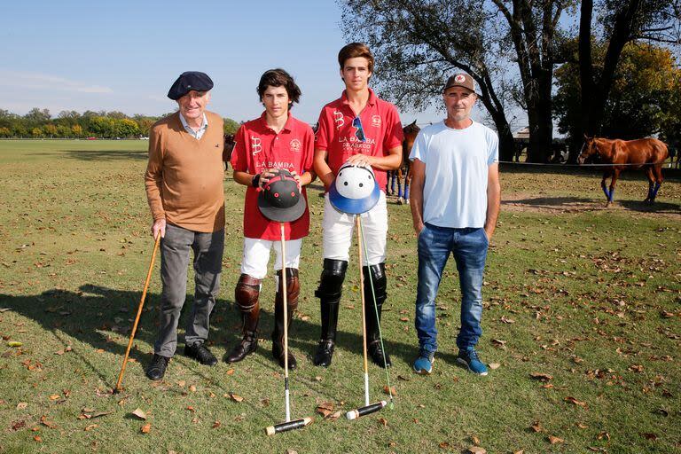 Los primeros Antonio y Cruz Heguy junto al abuelo Alberto Pedro y el papá/tío Alberto, en una competencia de hace unos años; los chicos jugaron casi siempre juntos, pero ahora serán rivales por ingresar a la elite del polo.