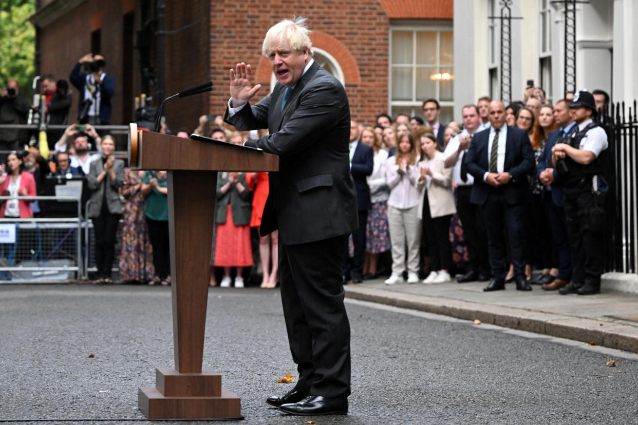 Immer für einen Spruch zu haben: Boris Johnson bei seinem letzten Tag im Amt des britischen Premierministers (Bild: Justin Tallis/Pool via REUTERS)