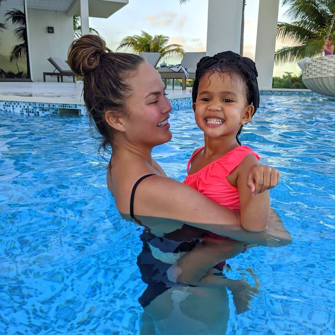 Chrissy Teigen Gets Hilarious Note From Daughter Luna